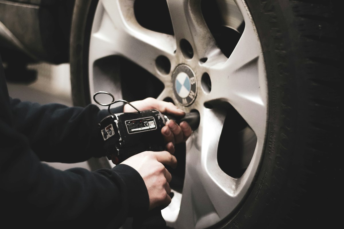 Autokorjaamon huoltonostin ja työtila
